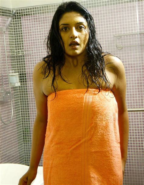 South Indian Actress Vimala Raman Sexy Bathing Stills