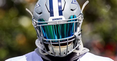 ezekiel elliott debuts  helmet visor daily snark