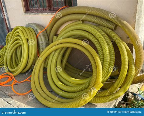 veel grote spoelen met gele dikke plastic slangen met een grote diameter voor het pompen van
