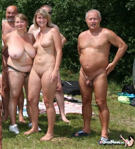 photos de famille de naturistes à la plage et totalement nus