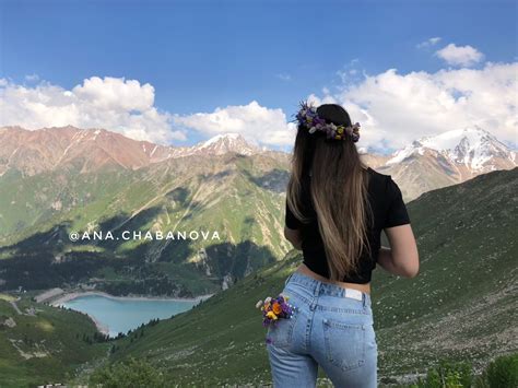 Цветы в кармане Венок на голове Фото в горах Алматы Идеи для фото