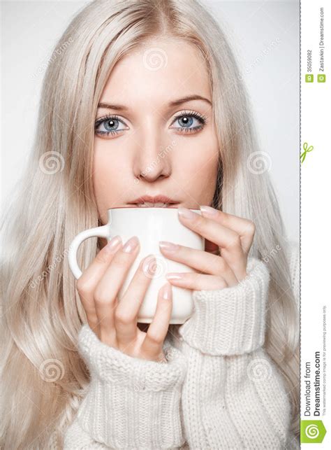 blond kvinna som dricker ett lock av te arkivfoto bild av härlig