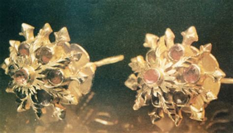 perhiasan diri subang tradisional melayu