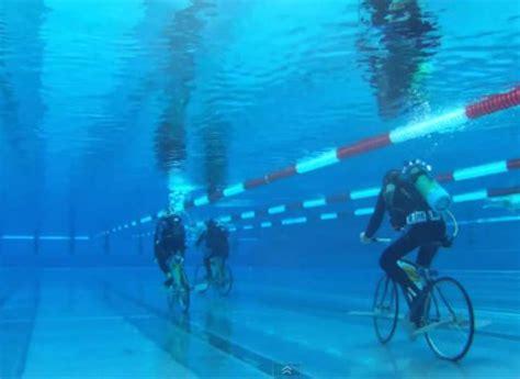 kilometer fietsen onder water video wereldrecord fietsen