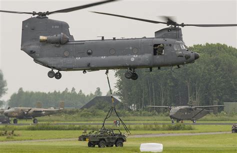 amazing facts  boeing ch  chinook  military helicopter crew daily