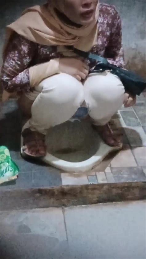 Wc Voyeur Hijab Girl Spy On The Toilet