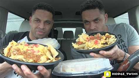 eating  nachos   world taco bell nachos bellgrande athodgetwins youtube