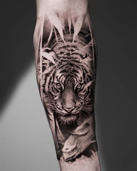 Tiger Tattoo On Arm 블랙앤그레이 문신 호랑이 그림 나비 문신