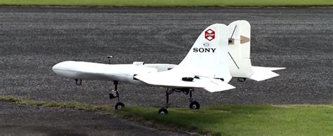il drone  sony  mostra  volo wired