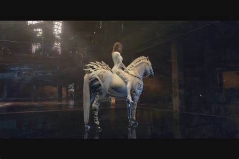 taylor swift estrena convertida en cyborg y a caballo ready for it