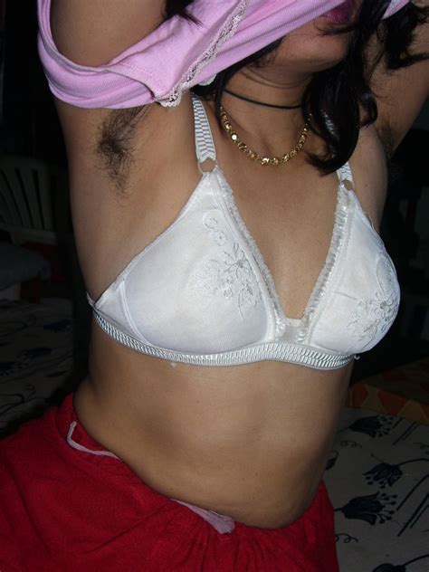 Sexy Matured Indian Aunty Showing Hairy Armpits N Boobs