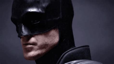 the batman set photos give us first look at the batsuit