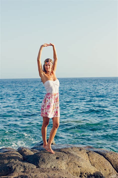 무료 이미지 바닷가 바다 대양 소녀 여자 여름 휴가 다리 모델 휴일 푸른 의류 해안가 드레스