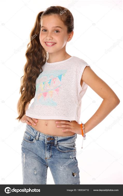 portrait belle heureuse brune jeune teen girl blue jeans ventre — photographie antonioclemens