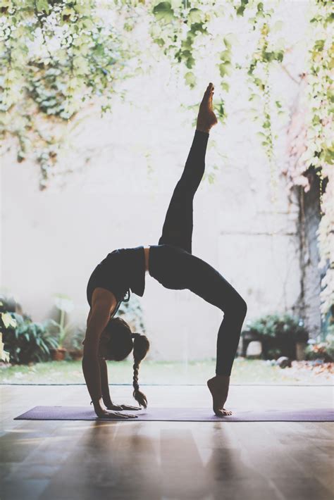 posturas de yoga que parecen imposibles pero puedes lograr con estos
