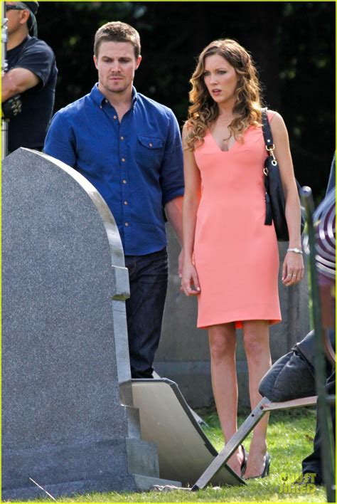 Stephen Amell Kiss From Katie Cassidy On Arrow Set Photo 2908973