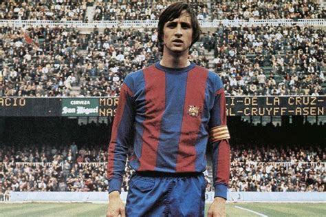 gracies johan barcelona  wear special cruyff tribute shirts  poignant el clasico photo