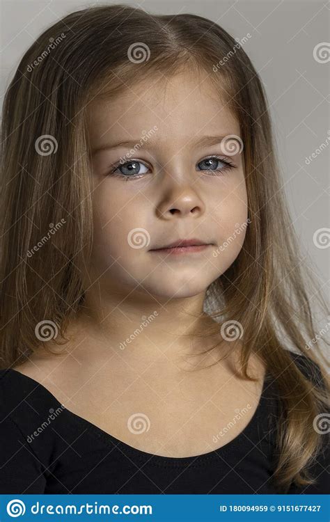 Portret Van Een Mooi Meisje Van 3 4 Jaar Stock Afbeelding