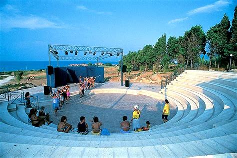 In genere sono quadrate o rotonde, . Villaggio in Calabria sul mare vicino a Tropea, Villaggio Dolomiti sul