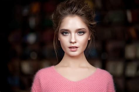 여자 인물 얼굴 분홍색 스웨터 피사계 심도 갈색 머리 Katya Kotaro 녹색 눈 Hd 배경 화면