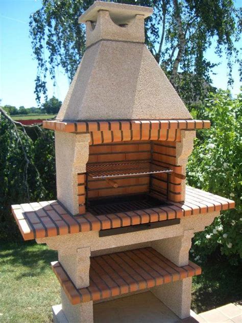 barbecue fixe fonctionnel  esthetique dans le jardin moderne