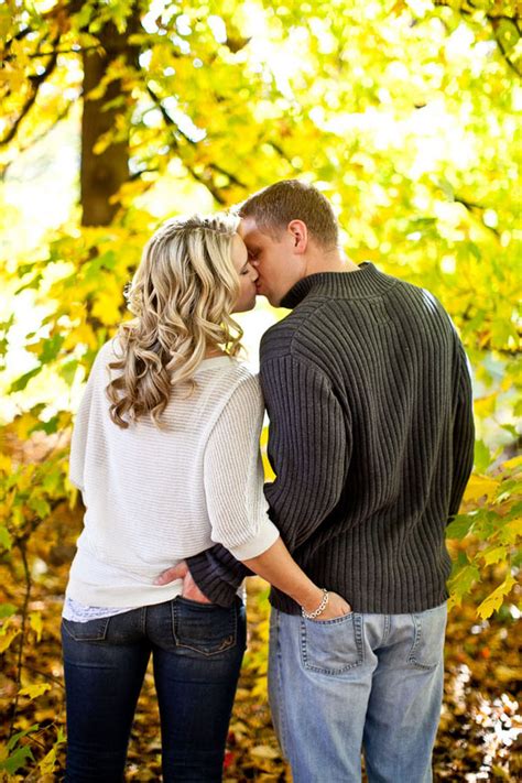 Fall Engagement Super Cute Photo Idea We Know How To Do It