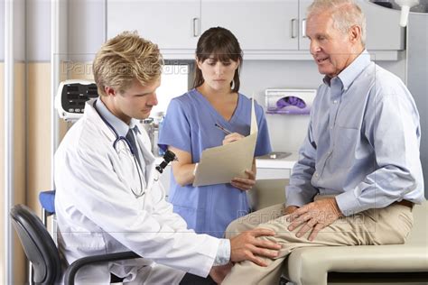 arzt aerztliche untersuchung patient mit knieschmerzen lizenzfreies