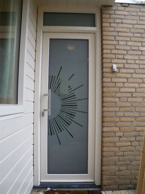 gealan kunststof voordeur met gezandstraald glas geen directe inkijk wel veel lichtdoorlaat en