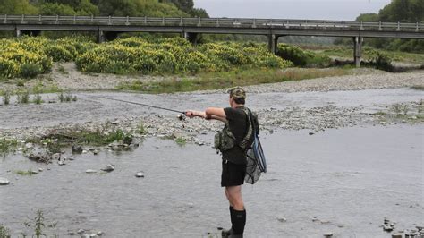 angler caught fishing  licence  prompts warning stuffconz