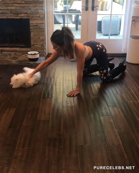 Kate Beckinsale Shows Her Slim Body While Cleaning Her