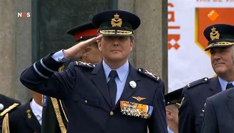 koning willem alexander droeg dit jaar op veteranendag het uniform van de koninklijke luchtmacht