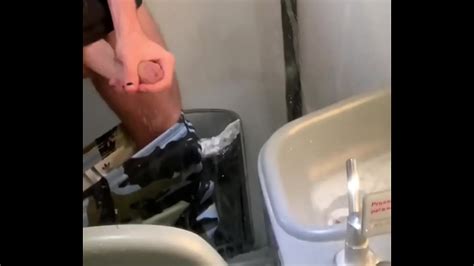 hombre heterosexual travieso cumming en el baño del autobús xnxx
