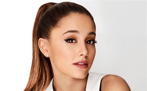 Download Ariana Grande Looking Flawless Wallpaper