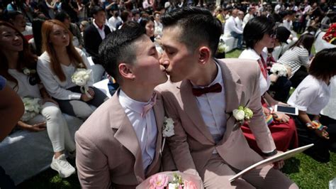 Hundreds Of Same Sex Couples Marry In Taiwan On First Day It’s Legal