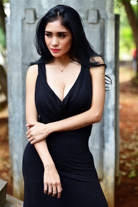 galeri foto artis dan model cantik andia ervina aka bibie julius dalam balutan gaun hitam seksi