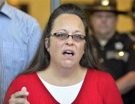 kim davis accused of violating federal court order by