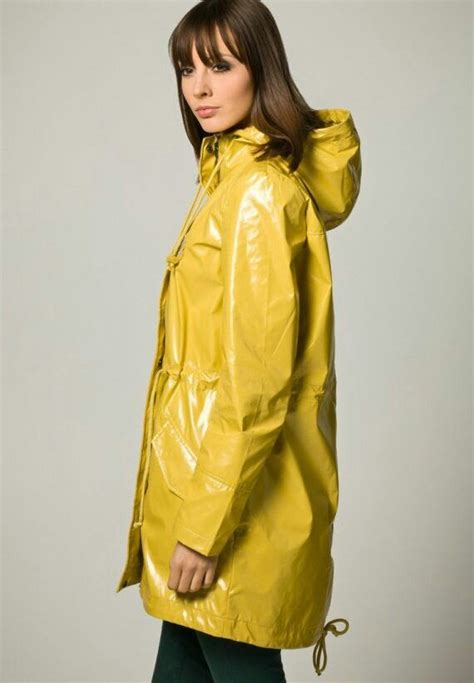 yellow raincoat regenkleidung regenjacke und regenmantel