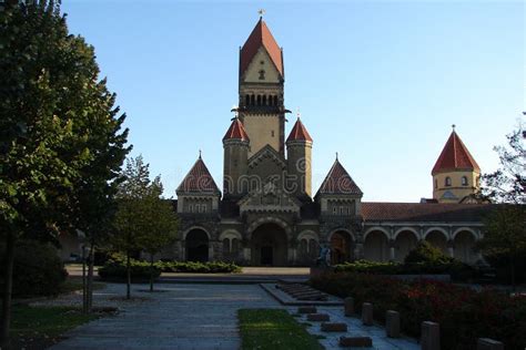 herdenkingspark met de romaanse kerk omringd door bossen  herfstbladeren  leipzig stock