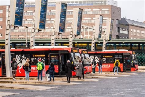 de rode bussen verdwijnen uit twente grote gevolgen voor  medewerkers  bussen en