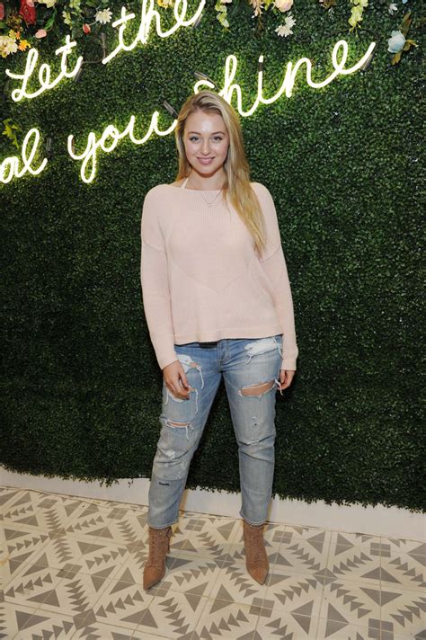 iskra lawrence all woman campaign at aerie spring street pop up shop in nyc 2 6 2017