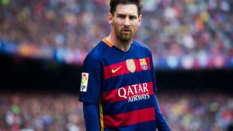 lionel messi  blur audience background  wearing blue red sports