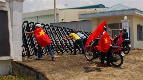 anti chinese violence convulses vietnam pitting laborers against