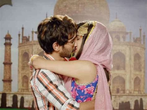 lipstick under my burkha star aahana kumra opens up on doing sex scenes hindi filmibeat
