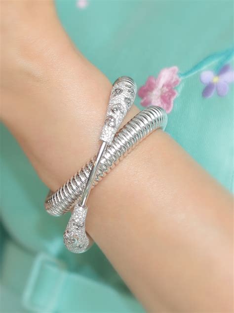 aqqal bracelet white gold pavé — intisars