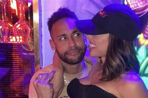 Neymar Passa Réveillon Com Bruna Biancardi E “parças” Em Paris Metrópoles