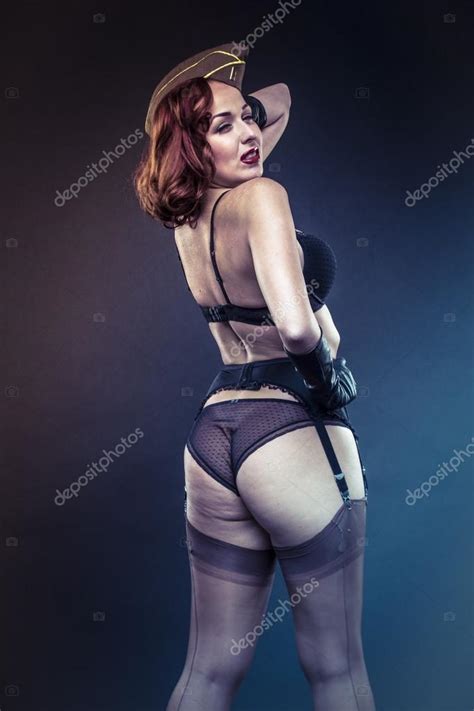 Pinup Meisje In Sexy Kleding — Stockfoto © Outsiderzone 72896533