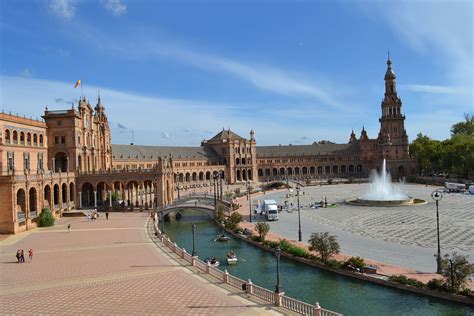 la plaza de espana en sevilla las mil millas