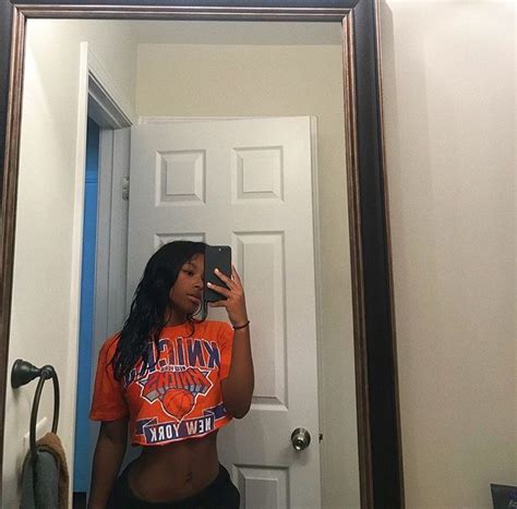 Pin By 𝕭𝖆𝖇𝖞𝖉𝖔𝖑𝖑 𝕿𝖆𝖞𝖞 On ¢нιℓℓ ωєαя Black Girl Mirror Selfie Pretty
