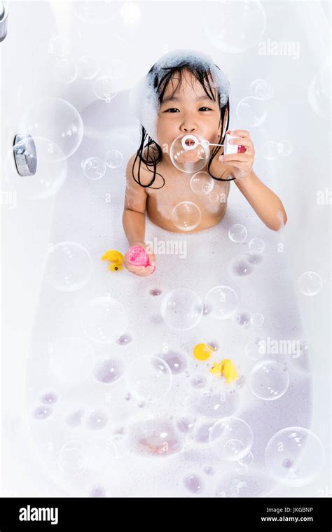 mädchen baden in badewanne fotos und bildmaterial in hoher auflösung