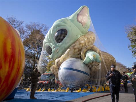 Macy S Thanksgiving Day Parade Makes A Comeback But Safety Measures
